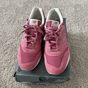 New Balance 997H Pink Retro Sneakers with Suede Mesh Upper